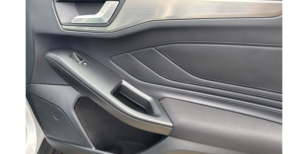 Ford Focus Titanium *Navi/SHZG/LED/TPMT/PDC/1.HD* 31.452 km 16.990 &euro; Bamberg 96052