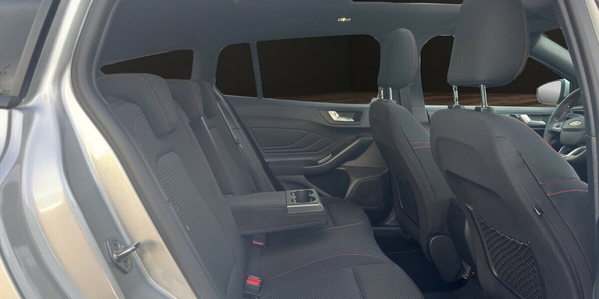 Ford Focus Turnier ST-Line X*Aut./Pano/AHK/Navi/SHZG/PD 17.607 km 22.490 &euro; Bamberg 96052