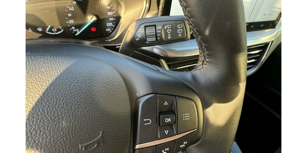 Ford Focus Titanium *Navi/SHZG/LED/TPMT/PDC/1.HD* 18.680 km 18.770 &euro; Bamberg 96052