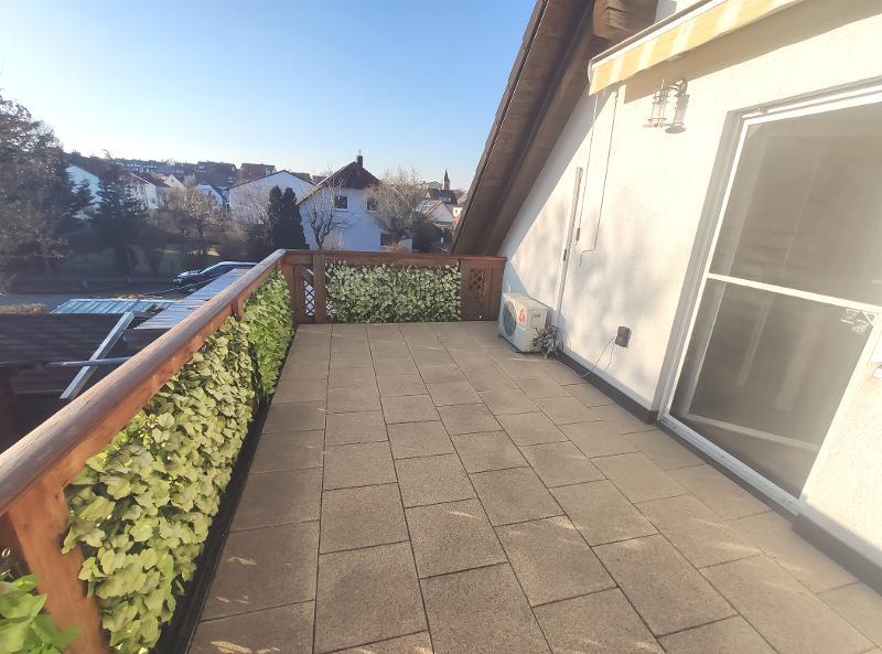 Große Maisonette mit Klimaanlagen (aktuell in 2 Wohnungen unterteilt) mit 2 Balkonen, 2 Einbauküchen und 2 Stellplätzen - Etagenwohnung Hausen | Angebot:27222621