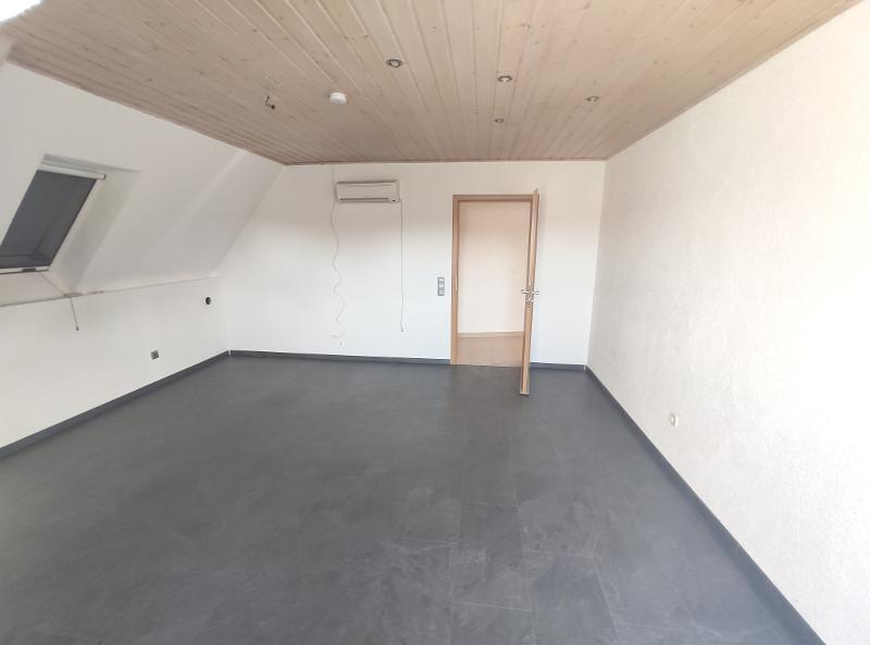 Große Maisonette mit Klimaanlagen (aktuell in 2 Wohnungen unterteilt) mit 2 Balkonen, 2 Einbauküchen und 2 Stellplätzen - Etagenwohnung Hausen | Angebot:27222621
