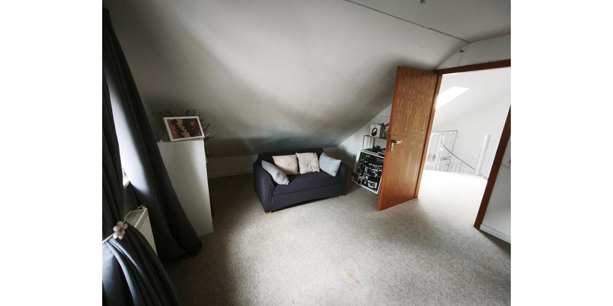 moderne 3 Zi. DG (2. OG) Wohnung mit Balkon und KFZ-Stellplatz - Etagenwohnung Uehlfeld | Angebot:26704502