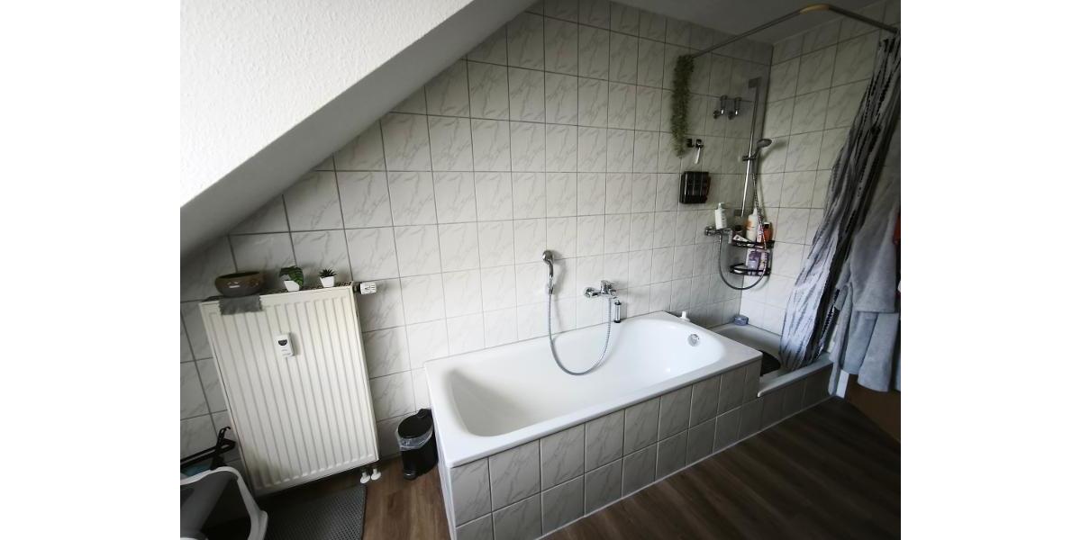 moderne 3 Zi. DG (2. OG) Wohnung mit Balkon und KFZ-Stellplatz - Etagenwohnung Uehlfeld | Angebot:26704502