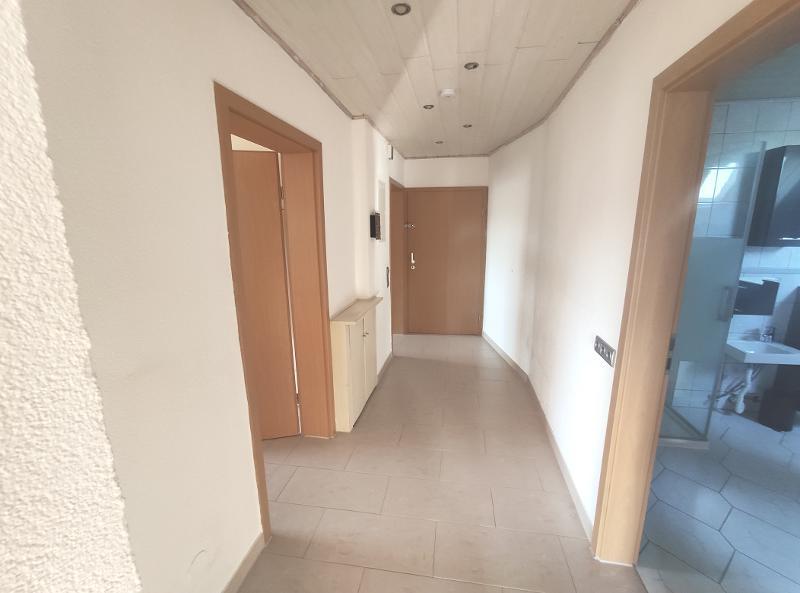 Große Maisonette mit Klimaanlagen (aktuell in 2 Wohnungen unterteilt) mit 2 Balkonen, 2 Einbauküchen und 2 Stellplätzen - Etagenwohnung Hausen | Angebot:27222621