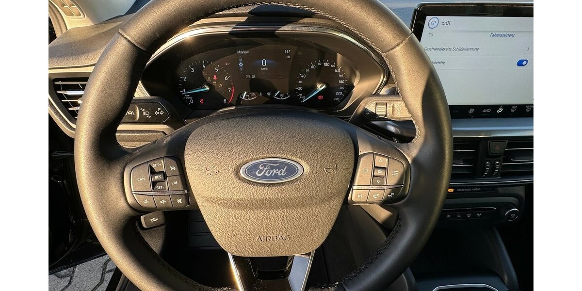 Ford Focus Titanium *Navi/SHZG/LED/TPMT/PDC/1.HD* 18.680 km 18.770 &euro; Bamberg 96052