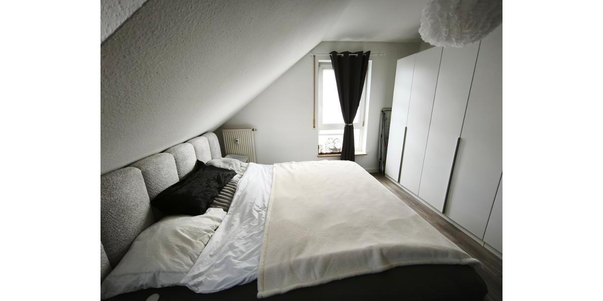 moderne 3 Zi. DG (2. OG) Wohnung mit Balkon und KFZ-Stellplatz - Etagenwohnung Uehlfeld | Angebot:26704502