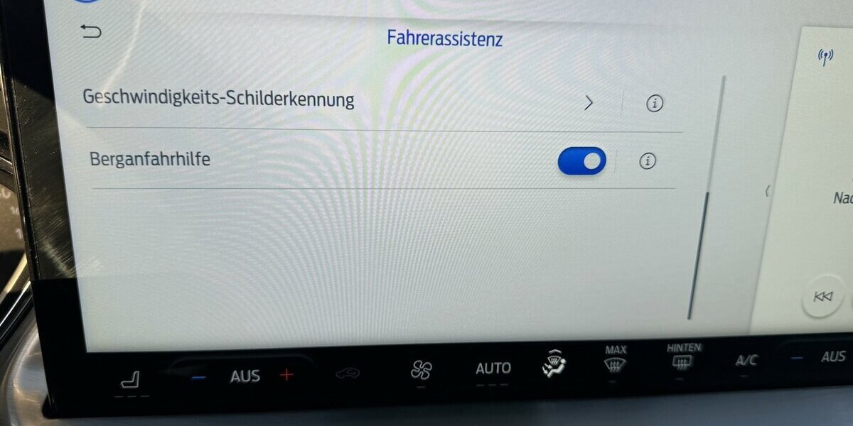 Ford Focus Titanium *Navi/SHZG/LED/TPMT/PDC/1.HD* 18.680 km 18.770 &euro; Bamberg 96052