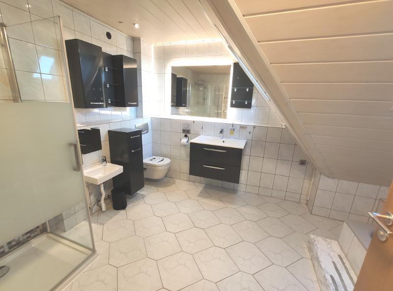 Große Maisonette mit Klimaanlagen (aktuell in 2 Wohnungen unterteilt) mit 2 Balkonen, 2 Einbauküchen und 2 Stellplätzen - Etagenwohnung Hausen | Angebot:27222621