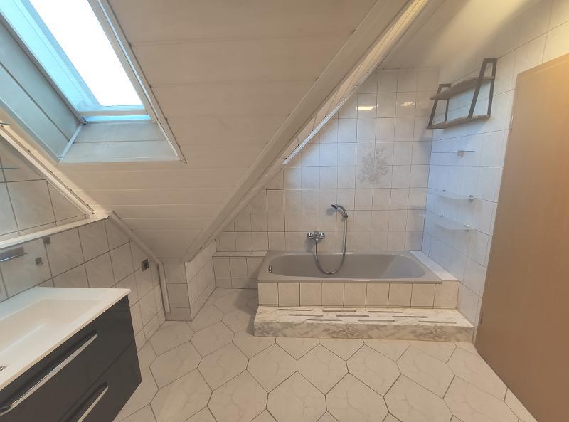 Große Maisonette mit Klimaanlagen (aktuell in 2 Wohnungen unterteilt) mit 2 Balkonen, 2 Einbauküchen und 2 Stellplätzen - Etagenwohnung Hausen | Angebot:20238797