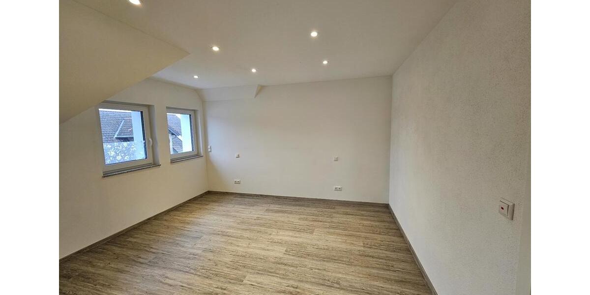 Dachgeschoßwohnung Knetzgau - 3 Zimmer, 91 m&sup2;, 860&euro; | Angebot:25705628