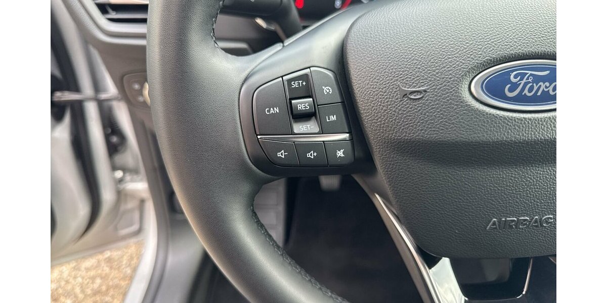 Ford Focus Titanium *Navi/SHZG/LED/TPMT/PDC/1.HD* 31.452 km 16.990 &euro; Bamberg 96052