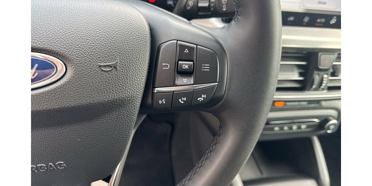 Ford Focus Titanium *Navi/SHZG/LED/TPMT/PDC/1.HD* 31.452 km 16.990 &euro; Bamberg 96052