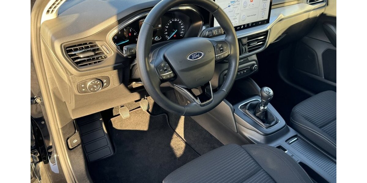 Ford Focus Titanium *Navi/SHZG/LED/TPMT/PDC/1.HD* 18.680 km 18.770 &euro; Bamberg 96052