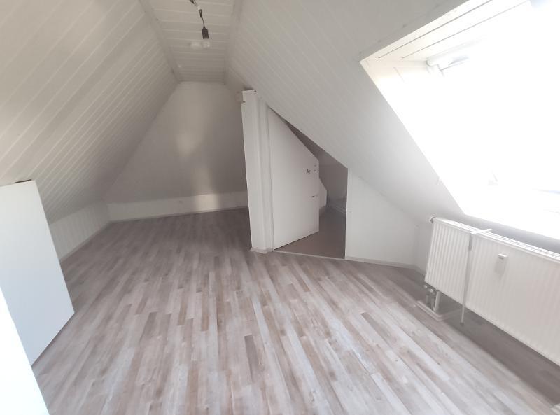 Große Maisonette mit Klimaanlagen (aktuell in 2 Wohnungen unterteilt) mit 2 Balkonen, 2 Einbauküchen und 2 Stellplätzen - Etagenwohnung Hausen | Angebot:27222621