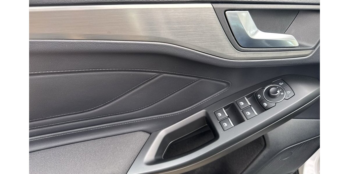 Ford Focus Titanium *Navi/SHZG/LED/TPMT/PDC/1.HD* 31.452 km 16.990 &euro; Bamberg 96052