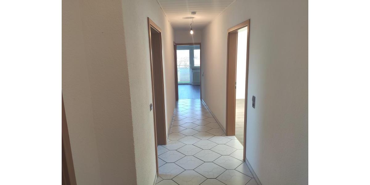 Große Maisonette mit Klimaanlagen (aktuell in 2 Wohnungen unterteilt) mit 2 Balkonen, 2 Einbauküchen und 2 Stellplätzen - Etagenwohnung Hausen | Angebot:20238797