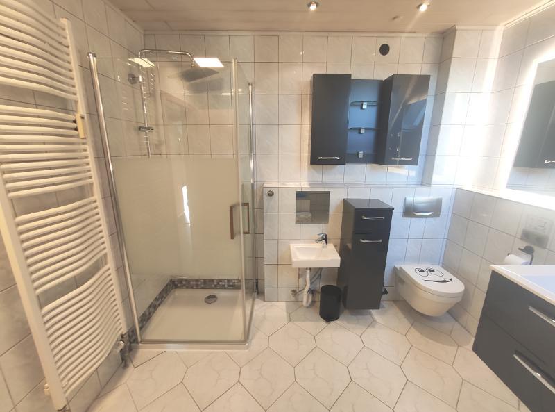 Große Maisonette mit Klimaanlagen (aktuell in 2 Wohnungen unterteilt) mit 2 Balkonen, 2 Einbauküchen und 2 Stellplätzen - Etagenwohnung Hausen | Angebot:20238797