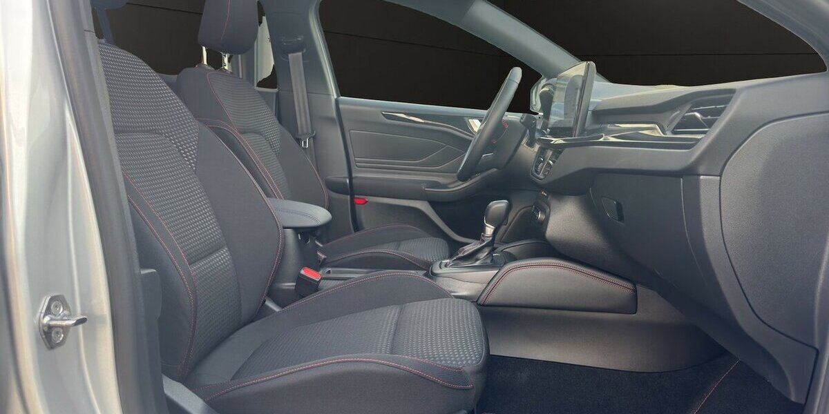 Ford Focus Turnier ST-Line X*Aut./Pano/AHK/Navi/SHZG/PD 17.607 km 22.490 &euro; Bamberg 96052