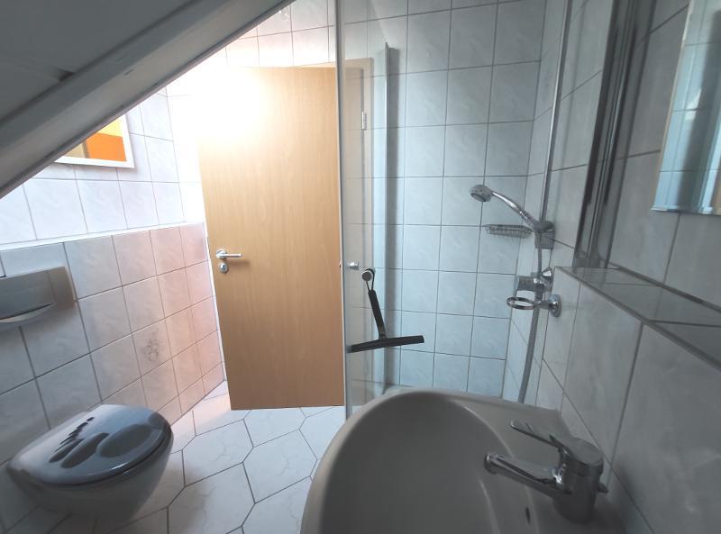 Große Maisonette mit Klimaanlagen (aktuell in 2 Wohnungen unterteilt) mit 2 Balkonen, 2 Einbauküchen und 2 Stellplätzen - Etagenwohnung Hausen | Angebot:20238797