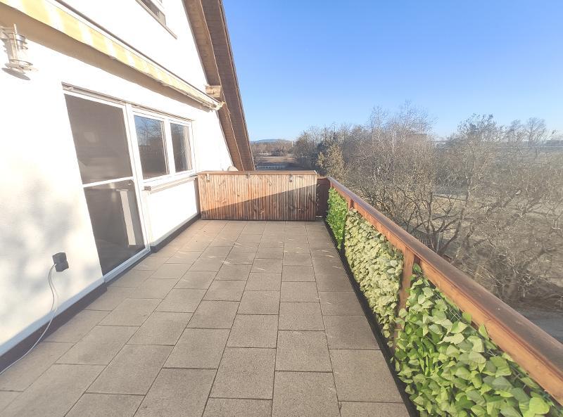 Große Maisonette mit Klimaanlagen (aktuell in 2 Wohnungen unterteilt) mit 2 Balkonen, 2 Einbauküchen und 2 Stellplätzen - Etagenwohnung Hausen | Angebot:27222621