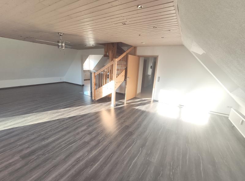 Große Maisonette mit Klimaanlagen (aktuell in 2 Wohnungen unterteilt) mit 2 Balkonen, 2 Einbauküchen und 2 Stellplätzen - Etagenwohnung Hausen | Angebot:27222621