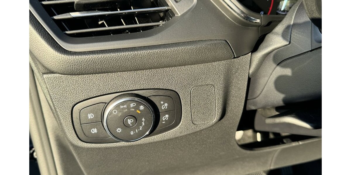 Ford Focus Titanium *Navi/SHZG/LED/TPMT/PDC/1.HD* 18.680 km 18.770 &euro; Bamberg 96052