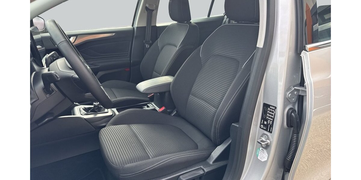 Ford Focus Titanium *Navi/SHZG/LED/TPMT/PDC/1.HD* 31.452 km 16.990 &euro; Bamberg 96052