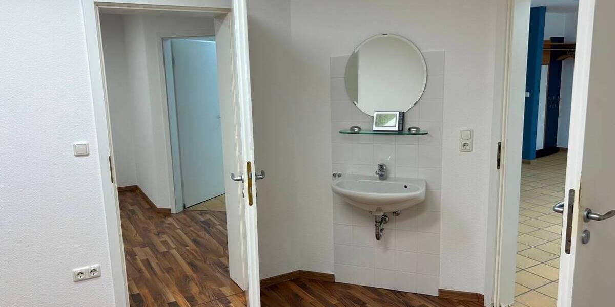 Gewerbeobjekt Sand a.Main - 7 Zimmer, 135 m&sup2;, 1.100&euro; | Angebot:25797408