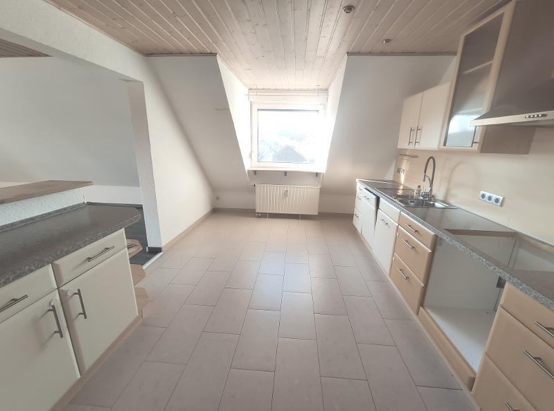 Große Maisonette mit Klimaanlagen (aktuell in 2 Wohnungen unterteilt) mit 2 Balkonen, 2 Einbauküchen und 2 Stellplätzen - Etagenwohnung Hausen | Angebot:20238797