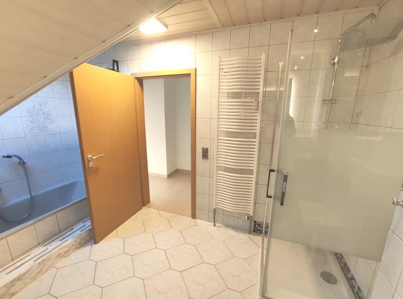 Große Maisonette mit Klimaanlagen (aktuell in 2 Wohnungen unterteilt) mit 2 Balkonen, 2 Einbauküchen und 2 Stellplätzen - Etagenwohnung Hausen | Angebot:27222621