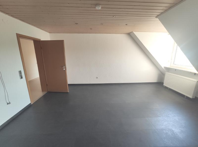 Große Maisonette mit Klimaanlagen (aktuell in 2 Wohnungen unterteilt) mit 2 Balkonen, 2 Einbauküchen und 2 Stellplätzen - Etagenwohnung Hausen | Angebot:27222621
