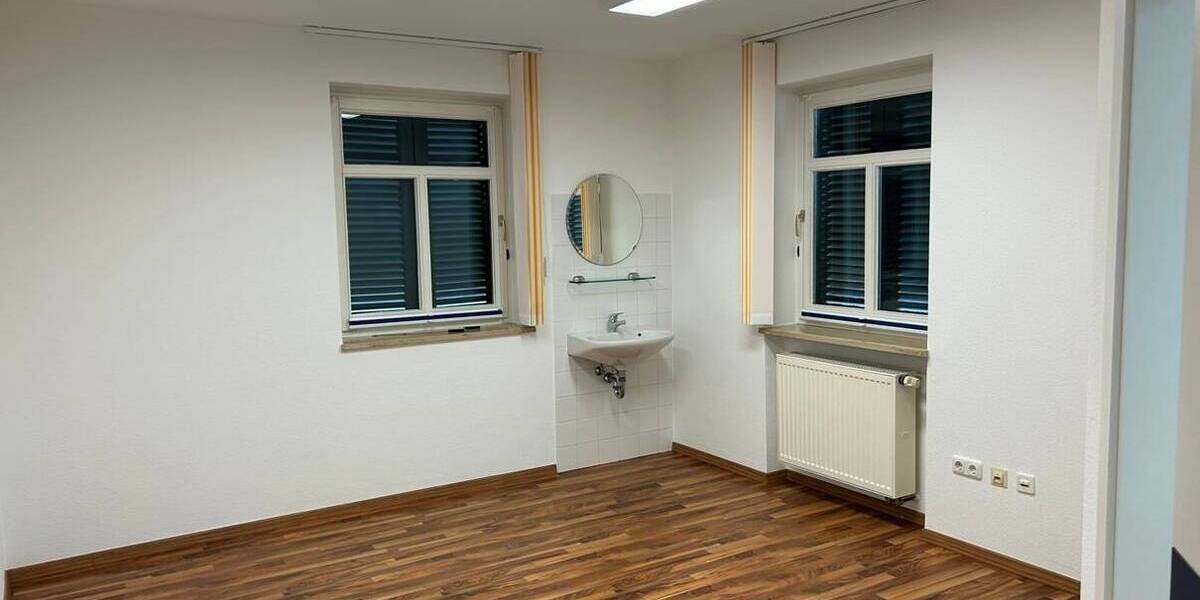 Gewerbeobjekt Sand a.Main - 7 Zimmer, 135 m&sup2;, 1.100&euro; | Angebot:25797408