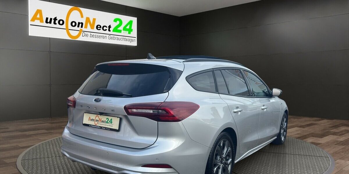 Ford Focus Turnier ST-Line X*Aut./Pano/AHK/Navi/SHZG/PD 17.607 km 22.490 &euro; Bamberg 96052