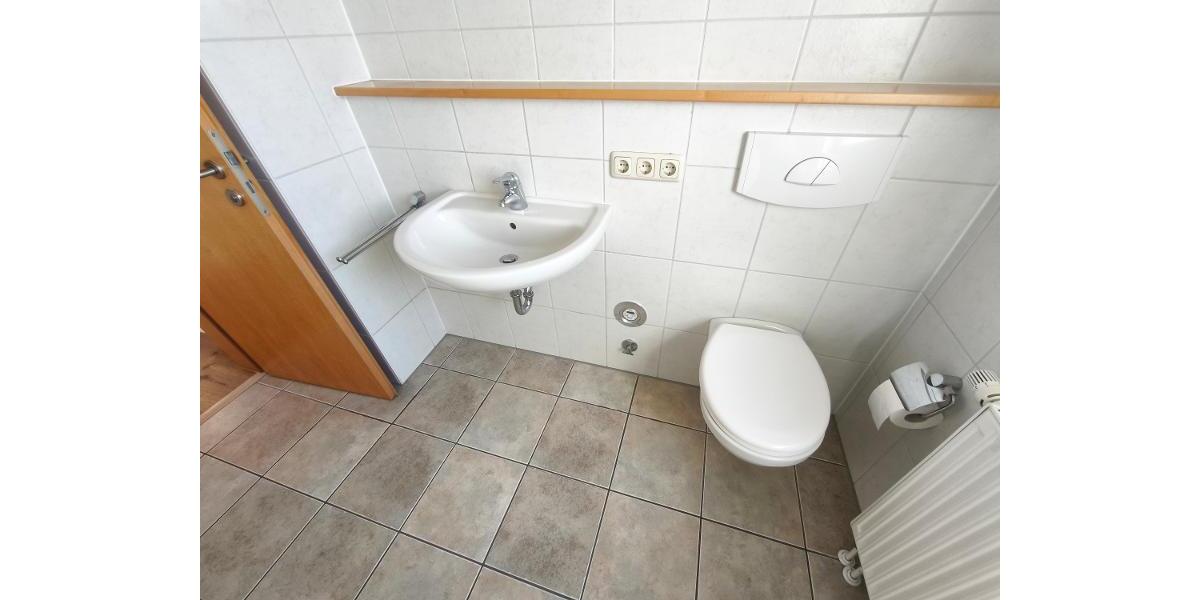 3 Zi. Wohnung im DG (1.OG) mit Balkon und Carport - Etagenwohnung Pommersfelden | Angebot:27230171
