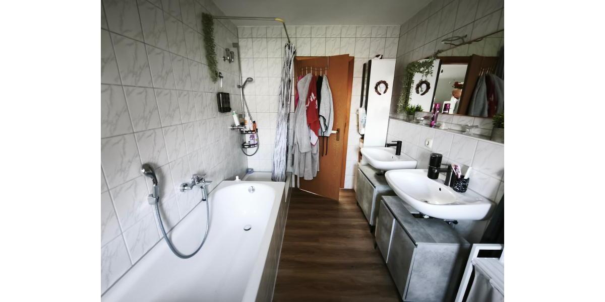moderne 3 Zi. DG (2. OG) Wohnung mit Balkon und KFZ-Stellplatz - Etagenwohnung Uehlfeld | Angebot:26704502