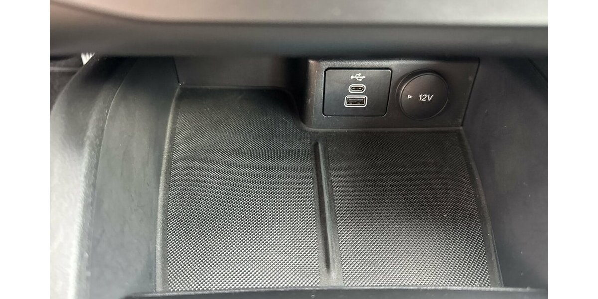 Ford Focus Titanium *Navi/SHZG/LED/TPMT/PDC/1.HD* 31.452 km 16.990 &euro; Bamberg 96052