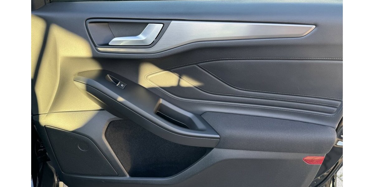 Ford Focus Titanium *Navi/SHZG/LED/TPMT/PDC/1.HD* 18.680 km 18.770 &euro; Bamberg 96052