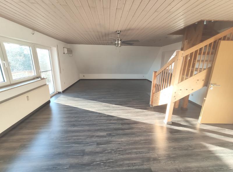 Große Maisonette mit Klimaanlagen (aktuell in 2 Wohnungen unterteilt) mit 2 Balkonen, 2 Einbauküchen und 2 Stellplätzen - Etagenwohnung Hausen | Angebot:27222621