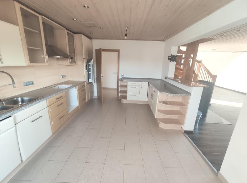 Große Maisonette mit Klimaanlagen (aktuell in 2 Wohnungen unterteilt) mit 2 Balkonen, 2 Einbauküchen und 2 Stellplätzen - Etagenwohnung Hausen | Angebot:20238797