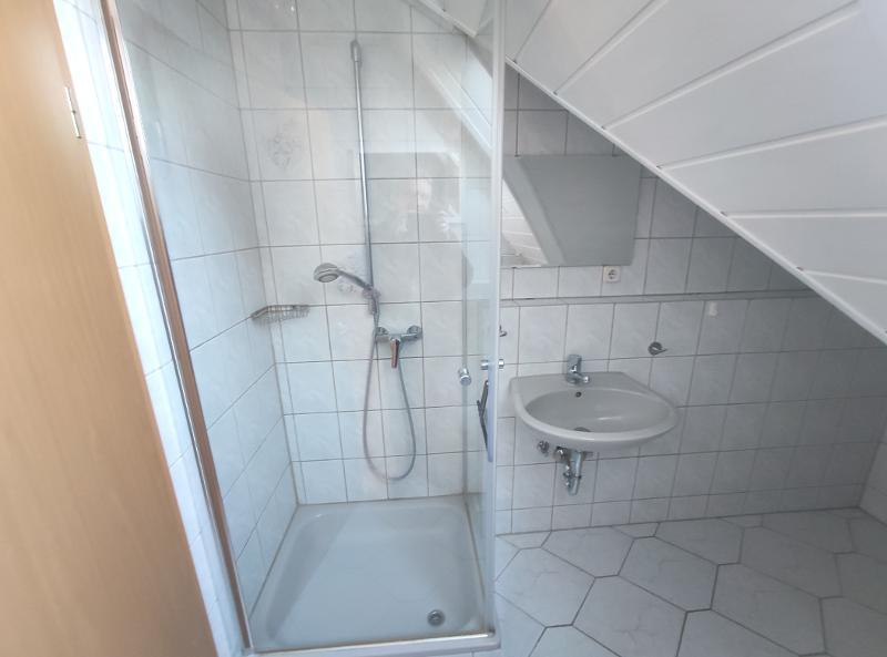 Große Maisonette mit Klimaanlagen (aktuell in 2 Wohnungen unterteilt) mit 2 Balkonen, 2 Einbauküchen und 2 Stellplätzen - Etagenwohnung Hausen | Angebot:27222621